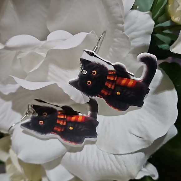 Black Cat 🎁 in a Scarf Acryllic Earrings NWOT - Picture 4 of 5